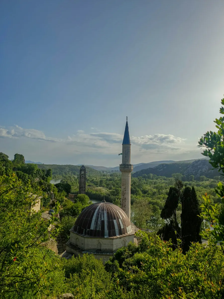Počitelj mečetė ir minaretas tarp medžių