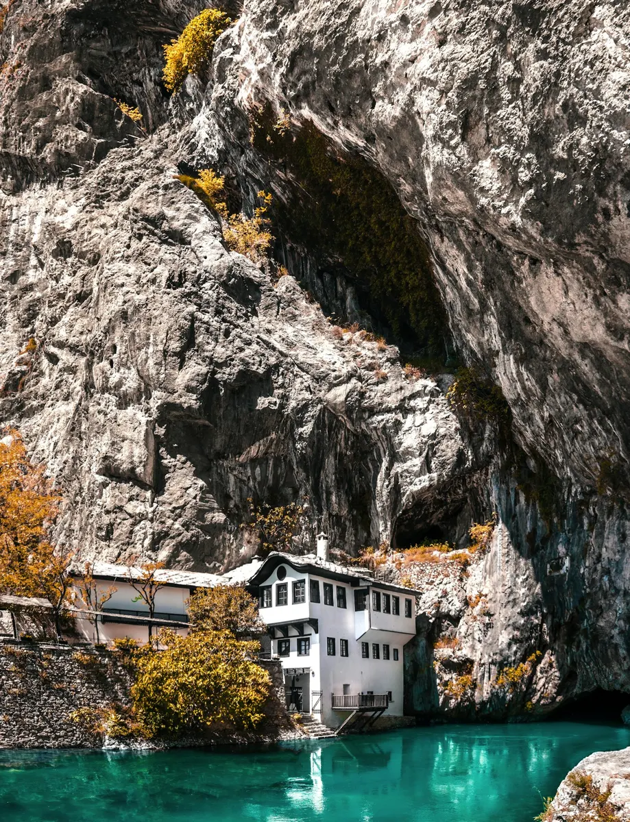 Blagaj dervišų vienuolynas po uola prie Bunos upės
